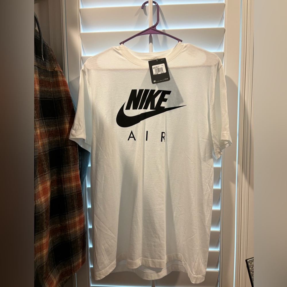 Nike T shirt. Size medium NWT